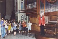 L'organista Jean Guillou ringrazia il pubblico nella Chiesa di Santa Rita