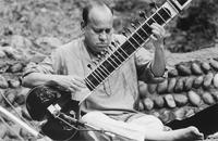 Subroto Roy Chowdhury suona il sitar nel Borgo Medioevale