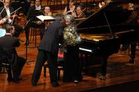Martha Argerich riceve un omaggio floreale