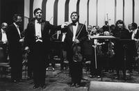Il direttore Aldo Ceccato, il violinista Uto Ughi e l'Orchestra Sinfonica di Torino della Rai ringraziano il pubblico al Teatro Regio