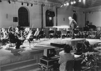 Pierre Boulez dirige i musicisti della BBC Symphony Orchestra durante l'esecuzione del  suo brano Répons