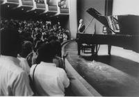 Il pianista Maurizio Pollini riceve gli applausi al Teatro Regio