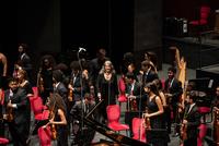 Anima e corpo - Ricardo Castro dirige la Neojiba Orchestra. Al pianoforte Martha Argerich
