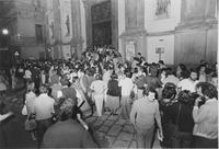 Gente davanti alla chiesa dei Santi Martiri nella serata del concerto di Gustav Leonhardt al clavicembalo