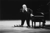 Il pianista Michel Petrucciani ringrazia il pubblico all'Auditorium Giovanni Agnelli Lingotto
