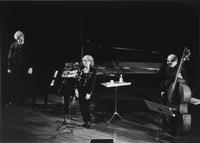 La cantante Norma Winstone con John Taylor e Chris Laurence