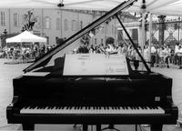 Musiche per 21 pianoforti di Daniele Lombardi in Piazza Castello