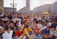 Il pubblico durante "Musiche per 21 pianoforti di Daniele Lombardi" in Piazza Castello
