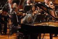 Martha Argerich al pianoforte durante il concerto della Philharmonia Orchestra
