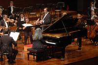 Charles Dutoit dirige la Philharmonia Orchestra con Martha Argerich al pianoforte