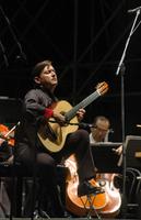 José Maria Gallardo del Rey alla chitarra durante il concerto della Orquesta de la Comunidad de Madrid