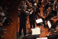 Il direttore Alessio Vlad e il baritono Davide Damiani si esibiscono al concerto dell'Orchestra Sinfonica Nazionale della Rai