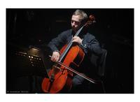 Ian Burdge al violoncello durante il concerto "Natacha Atlas and Acoustic Ensemble"