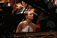 Hélène Grimaud al pianoforte in concerto con la Staatskapelle Dresden