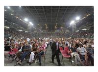 Il pubblico al Palaolimpico Isozaki prima del concerto degli Avion Travel e di Samuele Bersani