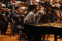 Martha Argerich al pianoforte durante il concerto della Philharmonia Orchestra
