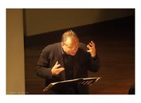 Massimo Popolizio alla voce recitante durante il concerto "Miguel de Cervantes e le musiche di Don Chisciotte"