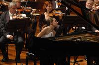Hélène Grimaud al pianoforte in concerto con la Staatskapelle Dresden