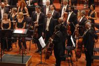 Il direttore Alessio Vlad tra musicisti dell'Orchestra Sinfonica Nazionale della Rai