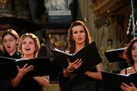 Il Coro Giovanile Italiano diretto da Dario Tabbia nella Chiesa di San Filippo