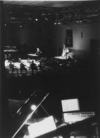 Pierre Boulez dirige la BBC Symphony Orchestra durante l'esecuzione del suo brano Répons