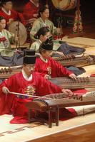 Musicisti dell'Orchestra di Corte e Elementi della Compagnia di danza del National Center of Korean Traditional Performing Arts durante il concerto "Musica e danza dalla Corea"