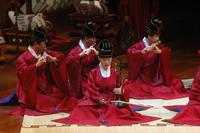 Musicisti dell'Orchestra di Corte e Elementi della Compagnia di danza del National Center of Korean Traditional Performing Arts durante il concerto "Musica e danza dalla Corea"