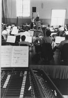 Pierre Boulez dirige musicisti della BBC Symphony Orchestra durante le prove del brano Répons
