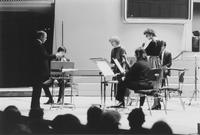 Pierre Boulez dirige l'Ensemble InterContemporain e la contralto Elisabeth Laurence