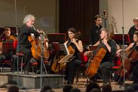 Orchestra Filarmonica di Torino diretta dal violoncellista Mario Brunello