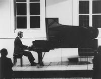 Il pianista Luciano Giarbella nel Cortile di Palazzo Carpano